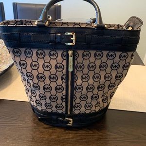 100% AUTHENTIC Michael Kors and juicy like new!